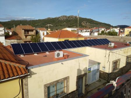 Imagen Robledollano se sube al carro de las energías renovables instalando placas foto- voltaicas en algunas de sus infraestructuras municipales.